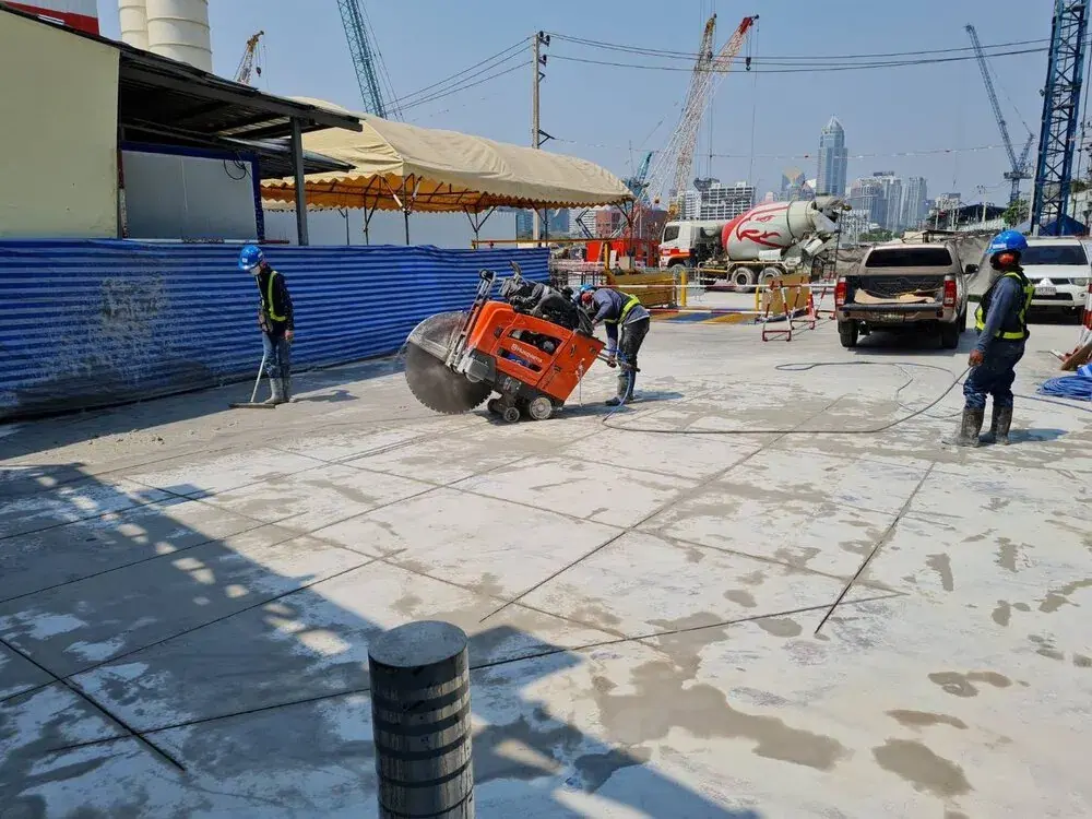ทีมช่าง SBCC ตัดพื้นคอนกรีตกลางแจ้งด้วยเครื่องตัดแนวควบคุม