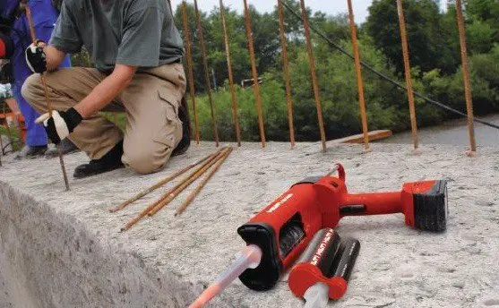หลอดน้ำยาเคมี HILTI HIT-RE 500 ที่ใช้อ้างอิงตารางขนาดพุกเคมีและสตัดเกลียว
