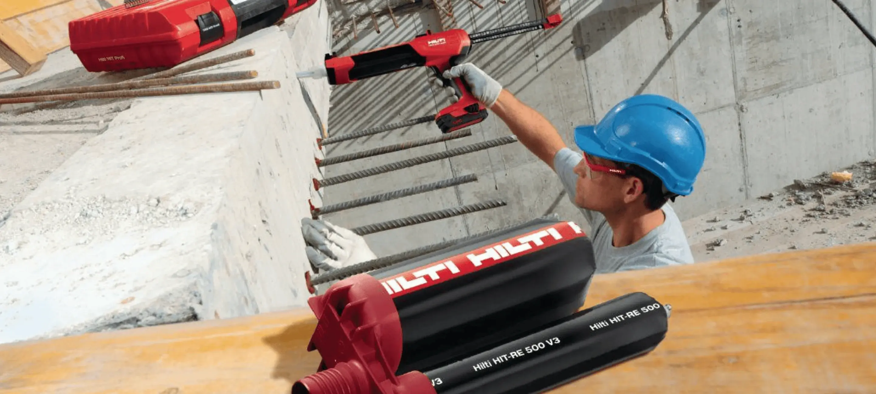 ช่างกำลังใช้น้ำยาเคมี HILTI HIT-RE 500 V3 เจาะเสียบเหล็กเข้ากับโครงสร้างคอนกรีต
