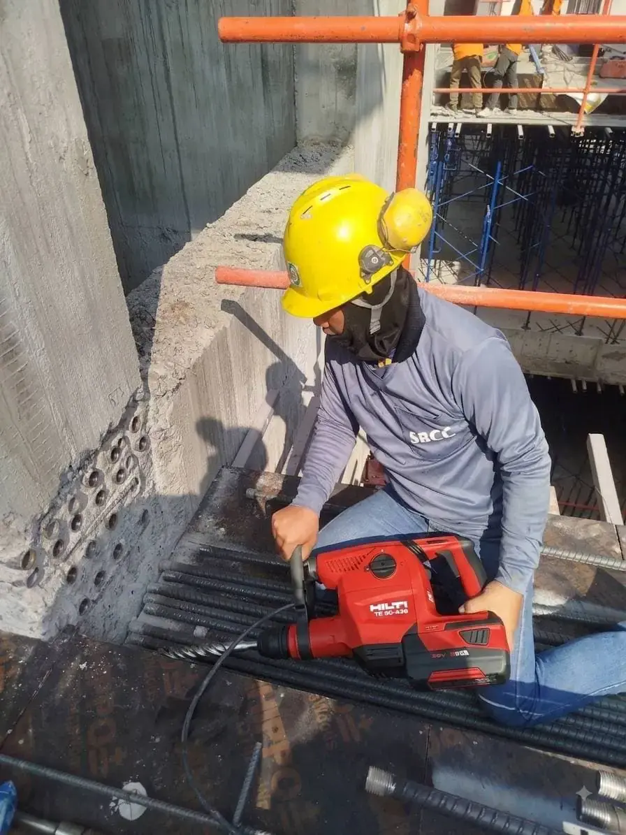 ช่าง SBCC ใช้สว่าน HILTI เจาะติดตั้งพุกเคมีและเหล็กเสริมบนโครงสร้างคอนกรีตในหน้างาน
