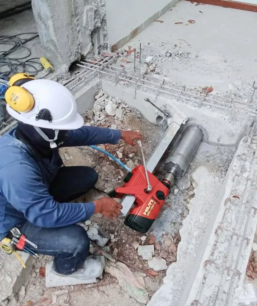 ช่าง SBCC ใช้เครื่องเจาะคอริ่ง HILTI เจาะพื้นคอนกรีตในหน้างานก่อสร้าง
